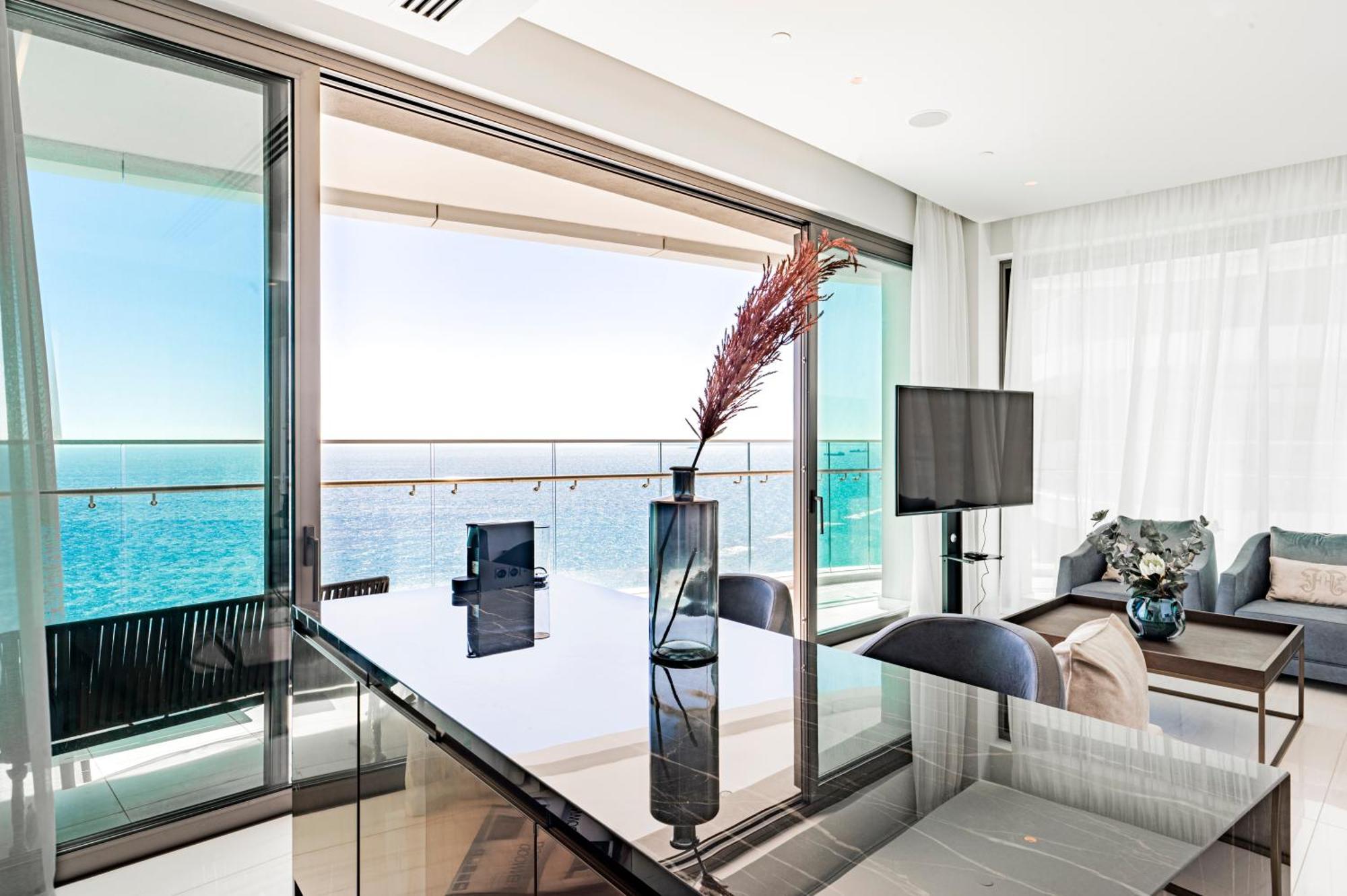 Apartment Del Mar Beachfront 3 Bedroom 'c' Limassol